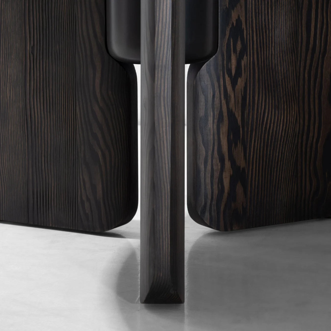 FAIFO ROUND DINING TABLE